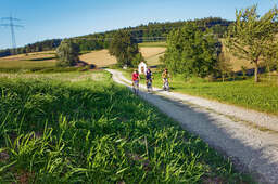 Radfahrergruppe genießt eine Tour durch die sonnige Natur des Rottals bei Bad Birnbach